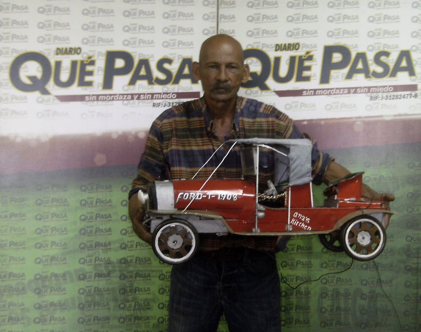 Emprendedor Zuliano Construye Carros De Juguete Con Material