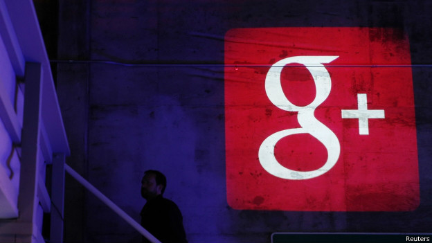 Google+ logo proyectado en un muro