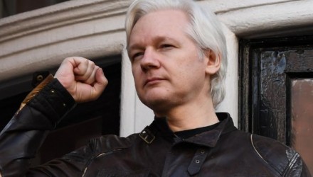 Julian Assange 700x352