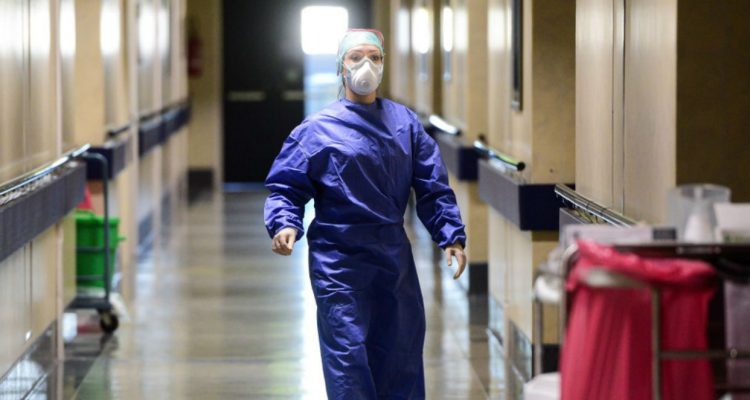 medico con una mascara facial y equipo camina por una unidad del hospital brescia 45896
