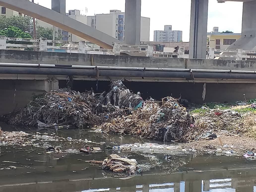 La basura desborda la Cañada Arismendi en Maracaibo - Qué Pasa